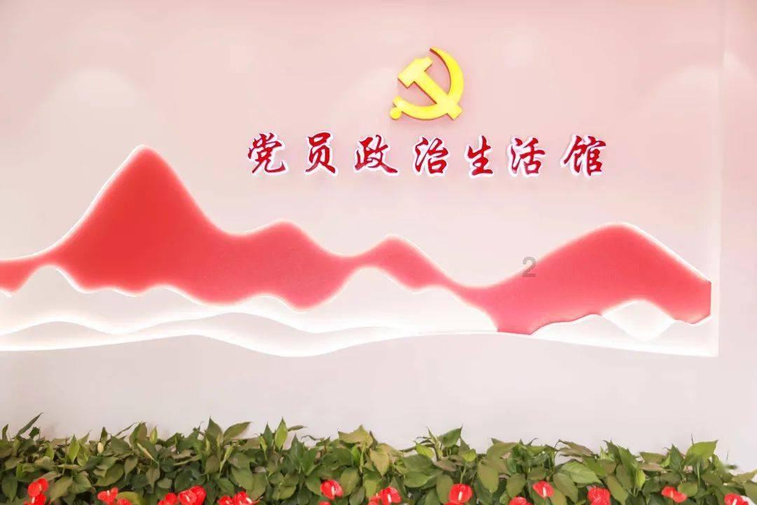 明知故犯！守着上百箱花炮 员工竟抽烟提神