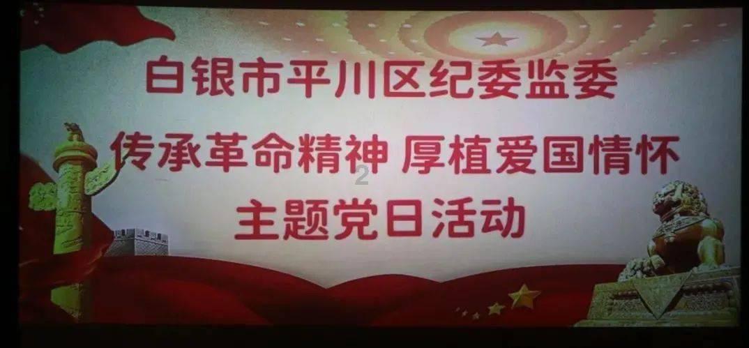 雪夜车陷路边深沟 仨青年帮忙拖车